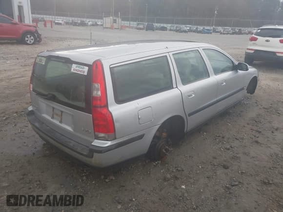 ✅ 2002 Volvo V70 • VIN: YV1SW61R822235240 • Lot: 43764846. Listed on IAAI with Not provided. Free auction sales archive from the USA and detailed vehicle history report at DreamBid. Image 4.