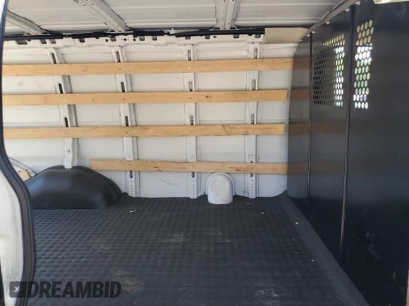 ✅ 2022 Chevrolet Express Cargo • VIN: 1GCWGAFP1N1141435 • Lot: 67495135. Wystawiony na Copart z przebiegiem 40 475 mil. Bezpłatny archiwum sprzedaży aukcyjnych z USA i szczegółowy raport historii pojazdu na DreamBid. Zdjęcie 11.