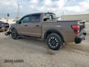 ✅ 2022 Nissan Titan SV • VIN: 1N6AA1ED0NN105552 • Lot: 65369485. Wystawiony na Copart z przebiegiem 48 932 mil. Bezpłatny archiwum sprzedaży aukcyjnych z USA i szczegółowy raport historii pojazdu na DreamBid. Zdjęcie 2.