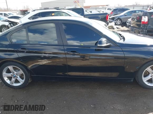 ✅ 2015 BMW 3 Series 328i xDrive • VIN: WBA3B5G56FNS20581 • Lot: 41692014. Wystawiony na IAAI z przebiegiem 196 609 mil. Bezpłatny archiwum sprzedaży aukcyjnych z USA i szczegółowy raport historii pojazdu na DreamBid. Zdjęcie 13.