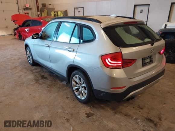 ✅ 2014 BMW X1 xDrive28i • VIN: WBAVL1C53EVY11194 • Лот: 43416741. Опубликован ранее на IAAI с пробегом 140 859 миль. Бесплатный доступ к архиву аукционных продаж из США и подробный отчёт об истории автомобиля на DreamBid. Изображение 3.