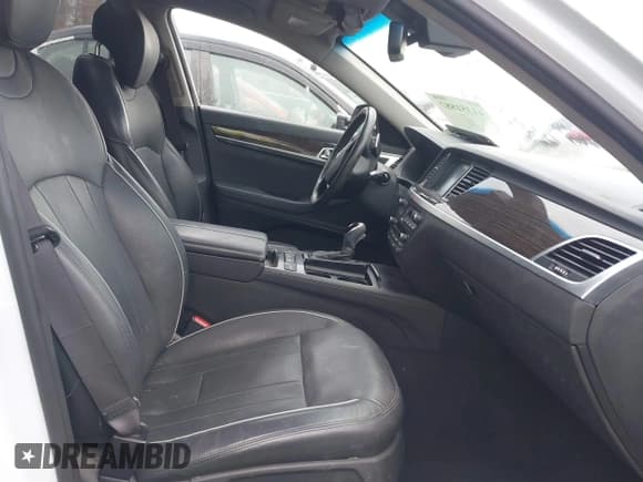 ✅ 2015 Hyundai Genesis 3.8L • VIN: KMHGN4JE0FU070175 • Lot: 41351882. Wystawiony na IAAI z przebiegiem 226 077 mil. Bezpłatny archiwum sprzedaży aukcyjnych z USA i szczegółowy raport historii pojazdu na DreamBid. Zdjęcie 5.