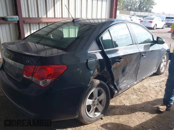 2015 Chevrolet Cruze LT z VIN 1G1PC5SBXF7250176, wystawiony jako IAAI lot #43239036 z przebiegiem 155 045 mil mil oraz . Historia ofert i sprzedaży dostępna na DreamBid. Obrazek 4.