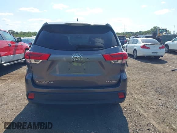 ✅ 2017 Toyota Highlander XLE • VIN: 5TDJZRFH0HS467584 • Лот: 43139016. Опубликован ранее на IAAI с пробегом 81 274 миль. Бесплатный доступ к архиву аукционных продаж из США и подробный отчёт об истории автомобиля на DreamBid. Изображение 16.