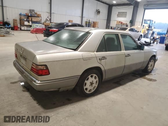 ✅ 1994 Mercedes-Benz E 320 • VIN: WDBEA32E9RC149336 • Lot: 46066585. Wystawiony na Copart z przebiegiem 161 407 mil. Bezpłatny archiwum sprzedaży aukcyjnych z USA i szczegółowy raport historii pojazdu na DreamBid. Zdjęcie 3.