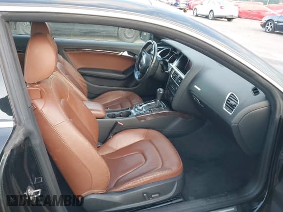 ✅ 2010 Audi A5 Premium Plus • VIN: WAULFAFR2AA002199 • Lot: 43694413. Wystawiony na IAAI z przebiegiem 171 880 mil. Bezpłatny archiwum sprzedaży aukcyjnych z USA i szczegółowy raport historii pojazdu na DreamBid. Zdjęcie 5.