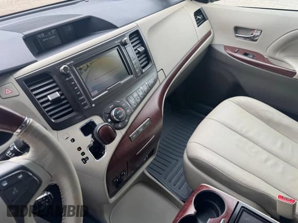 ✅ 2013 Toyota Sienna XLE • VIN: 5TDDK3DC3DS058382 • Lot: 61403895. Wystawiony na Copart z przebiegiem 276 065 mil. Bezpłatny archiwum sprzedaży aukcyjnych z USA i szczegółowy raport historii pojazdu na DreamBid. Zdjęcie 10.