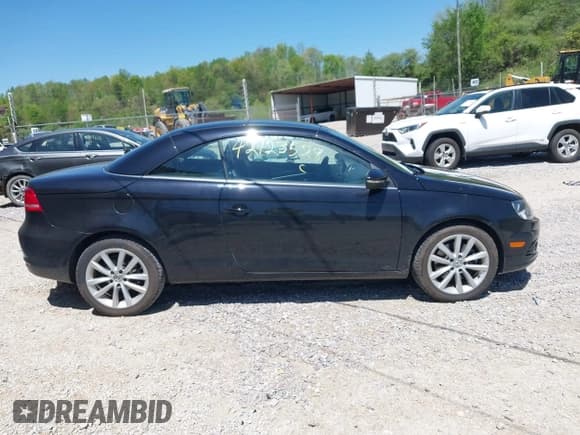✅ 2016 Volkswagen Eos Komfort • VIN: WVWBW8AH4GV000400 • Lot: 42123528. Wystawiony na IAAI z przebiegiem 77 983 mil. Bezpłatny archiwum sprzedaży aukcyjnych z USA i szczegółowy raport historii pojazdu na DreamBid. Zdjęcie 13.