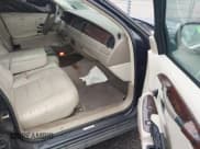 ✅ 2000 Lincoln Town Car Executive • VIN: 1LNHM81WXYY808762 • Lot: 43272527. Wystawiony na IAAI z przebiegiem 158 219 mil. Bezpłatny archiwum sprzedaży aukcyjnych z USA i szczegółowy raport historii pojazdu na DreamBid. Zdjęcie 5.