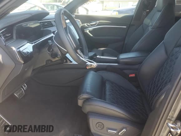 ✅ 2024 Audi SQ8 E-Tron • VIN: WA16CBGE3RB054953 • Lot: 56801525. Wystawiony na Copart z przebiegiem 6 648 mil. Bezpłatny archiwum sprzedaży aukcyjnych z USA i szczegółowy raport historii pojazdu na DreamBid. Zdjęcie 7.