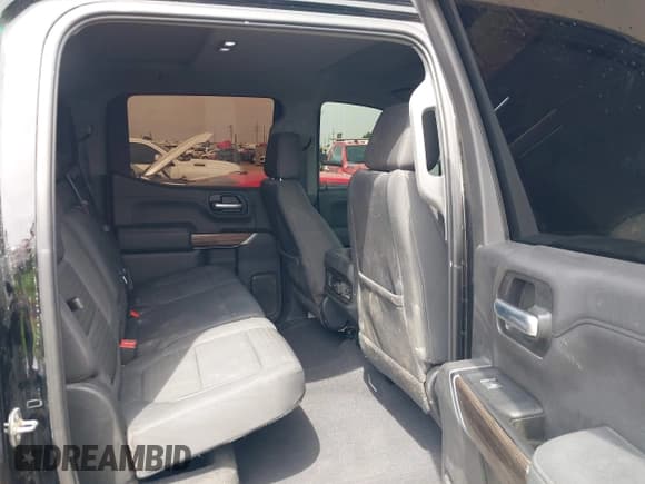 ✅ 2019 Chevrolet Silverado 1500 LT Trail Boss • VIN: 3GCPYFED4KG297004 • Lot: 42984504. Wystawiony na IAAI z przebiegiem 136 915 mil. Bezpłatny archiwum sprzedaży aukcyjnych z USA i szczegółowy raport historii pojazdu na DreamBid. Zdjęcie 8.