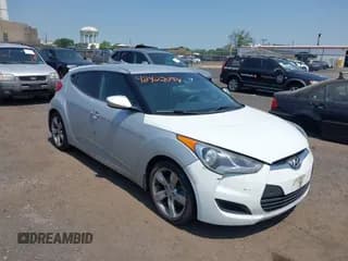 ✅ 2013 Hyundai Veloster w/Black Int • VIN: KMHTC6AD7DU173789 • Lot: 42422054. Wystawiony na IAAI z przebiegiem 179 087 mil. Bezpłatny archiwum sprzedaży aukcyjnych z USA i szczegółowy raport historii pojazdu na DreamBid. Zdjęcie 1.