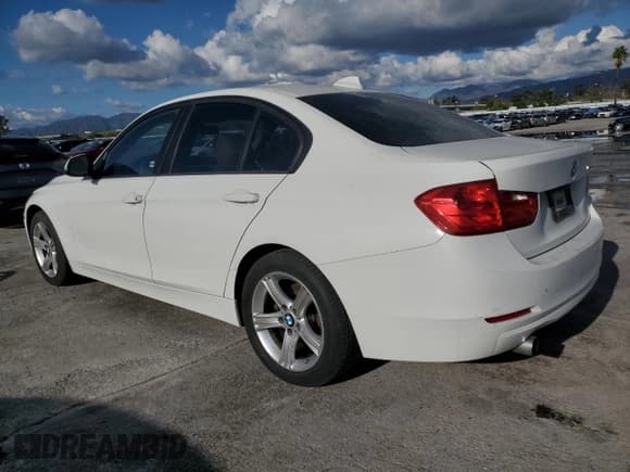 ✅ 2015 BMW 3 Series 320i • VIN: WBA3B1G56FNT02268 • Lot: 93318465. Wystawiony na Copart z przebiegiem 107 977 mil. Bezpłatny archiwum sprzedaży aukcyjnych z USA i szczegółowy raport historii pojazdu na DreamBid. Zdjęcie 2.