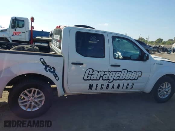2014 Nissan Frontier Desert Runner z VIN 1N6AD0ER9EN763755, wystawiony jako IAAI lot #43352830 z przebiegiem 221 936 mil mil oraz . Historia ofert i sprzedaży dostępna na DreamBid. Obrazek 13.