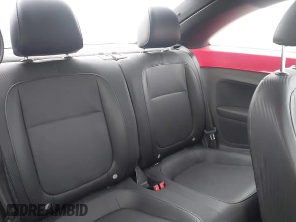 ✅ 2012 Volkswagen Beetle 2.5L PZEV • VIN: 3VWJP7AT5CM660700 • Lot: 43737690. Wystawiony na IAAI z przebiegiem 81 937 mil. Bezpłatny archiwum sprzedaży aukcyjnych z USA i szczegółowy raport historii pojazdu na DreamBid. Zdjęcie 8.