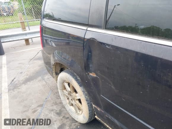 ✅ 2010 Chrysler Town & Country LX • VIN: 2A4RR2D15AR456363 • Lot: 42127422. Wystawiony na IAAI z przebiegiem 213 715 mil. Bezpłatny archiwum sprzedaży aukcyjnych z USA i szczegółowy raport historii pojazdu na DreamBid. Zdjęcie 6.