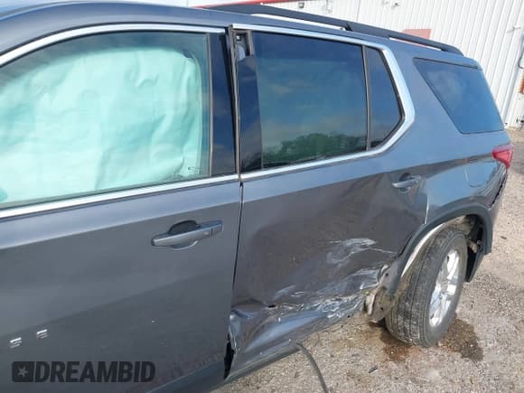 ✅ 2019 Chevrolet Traverse LT Cloth • VIN: 1GNERGKW3KJ116335 • Lot: 43729866. Wystawiony na IAAI z przebiegiem 118 186 mil. Bezpłatny archiwum sprzedaży aukcyjnych z USA i szczegółowy raport historii pojazdu na DreamBid. Zdjęcie 18.