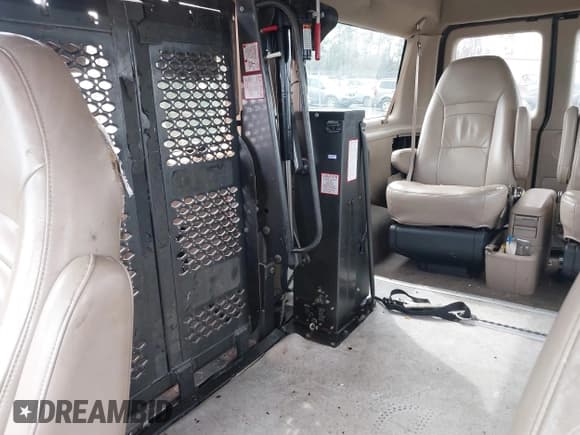 ✅ 2002 Ford Econoline Passenger XL • VIN: 1FMRE11L82HA83636 • Lot: 41718025. Wystawiony na IAAI z przebiegiem 153 581 mil. Bezpłatny archiwum sprzedaży aukcyjnych z USA i szczegółowy raport historii pojazdu na DreamBid. Zdjęcie 8.