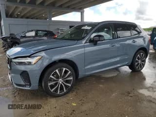 ✅ 2024 Volvo XC60 Plus Dark Theme • VIN: YV4L12RL5R1715069 • Лот: 85254415. Опубликован ранее на Copart с пробегом 8 514 миль. Бесплатный доступ к архиву аукционных продаж из США и подробный отчёт об истории автомобиля на DreamBid. Изображение 1.