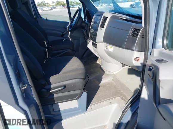 ✅ 2018 Mercedes-Benz Sprinter Cargo Worker • VIN: WD3PE7CD3JP648054 • Lot: 43625298. Wystawiony na IAAI z przebiegiem 60 887 mil. Bezpłatny archiwum sprzedaży aukcyjnych z USA i szczegółowy raport historii pojazdu na DreamBid. Zdjęcie 5.