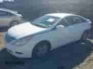 2013 Hyundai Sonata GLS z VIN 5NPEB4ACXDH626616, wystawiony jako IAAI lot #43473142 z przebiegiem 194 815 mil mil oraz . Historia ofert i sprzedaży dostępna na DreamBid. Obrazek 2.