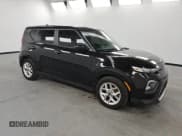 ✅ 2022 Kia Soul LX • VIN: KNDJ23AU3N7805183 • Лот: 87077015. Опубликован ранее на Copart с пробегом 93 332 миль. Бесплатный доступ к архиву аукционных продаж из США и подробный отчёт об истории автомобиля на DreamBid. Изображение 4.