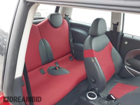 ✅ 2005 MINI Hardtop S • VIN: WMWRE33445TD92947 • Lot: 43760159. Wystawiony na IAAI z przebiegiem 29 010 mil. Bezpłatny archiwum sprzedaży aukcyjnych z USA i szczegółowy raport historii pojazdu na DreamBid. Zdjęcie 8.