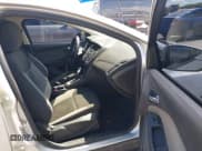 ✅ 2014 Ford Focus SE • VIN: 1FADP3F28EL274811 • Lot: 43014720. Wystawiony na IAAI z przebiegiem 99 857 mil. Bezpłatny archiwum sprzedaży aukcyjnych z USA i szczegółowy raport historii pojazdu na DreamBid. Zdjęcie 5.