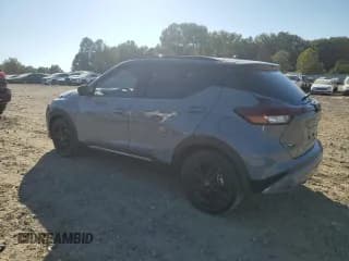 ✅ 2023 Nissan Kicks SR • VIN: 3N1CP5DV3PL551972 • Lot: 86482485. Wystawiony na Copart z przebiegiem 48 276 mil. Bezpłatny archiwum sprzedaży aukcyjnych z USA i szczegółowy raport historii pojazdu na DreamBid. Zdjęcie 2.