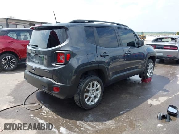 ✅ 2023 Jeep Renegade Latitude • VIN: ZACNJDB12PPP60786 • Lot: 42414781. Wystawiony na IAAI z przebiegiem 61 473 mil. Bezpłatny archiwum sprzedaży aukcyjnych z USA i szczegółowy raport historii pojazdu na DreamBid. Zdjęcie 4.