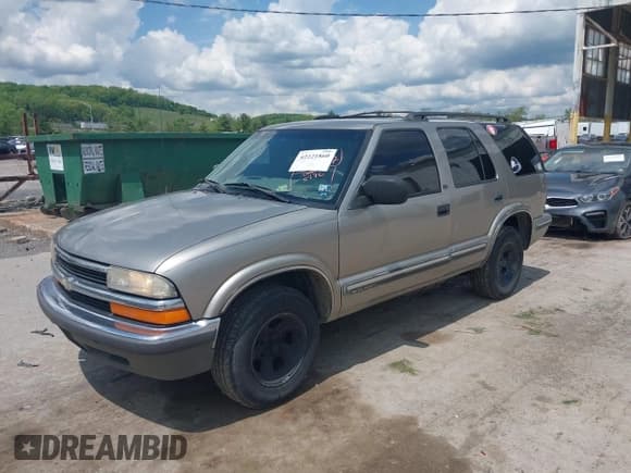 ✅ 1999 Chevrolet Blazer LS • VIN: 1GNCS13WXX2190277 • Лот: 42221860. Опубликован ранее на IAAI с пробегом 298 876 миль. Бесплатный доступ к архиву аукционных продаж из США и подробный отчёт об истории автомобиля на DreamBid. Изображение 2.