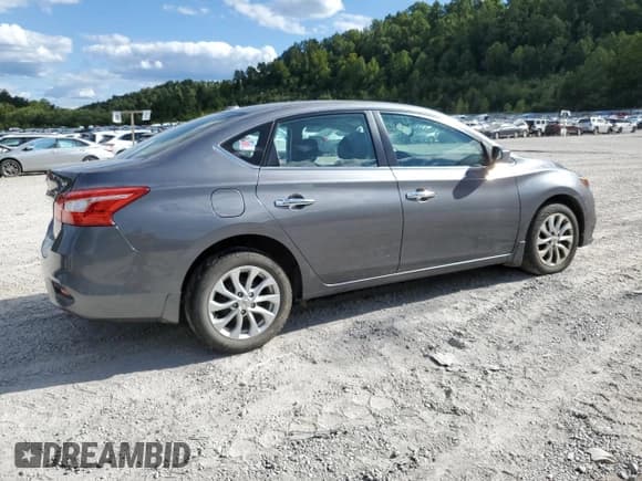 ✅ 2019 Nissan Sentra S • VIN: 3N1AB7AP8KY331570 • Lot: 70174415. Wystawiony na Copart z przebiegiem 9 406 mil. Bezpłatny archiwum sprzedaży aukcyjnych z USA i szczegółowy raport historii pojazdu na DreamBid. Zdjęcie 3.