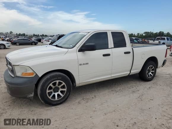 2009 Dodge 1500 SLT z VIN 1D3HB18P49S768965, wystawiony jako Copart lot #69381624 z przebiegiem 266 672 mil mil oraz Czysty tytuł • Clean title. Historia ofert i sprzedaży dostępna na DreamBid. Obrazek 1.