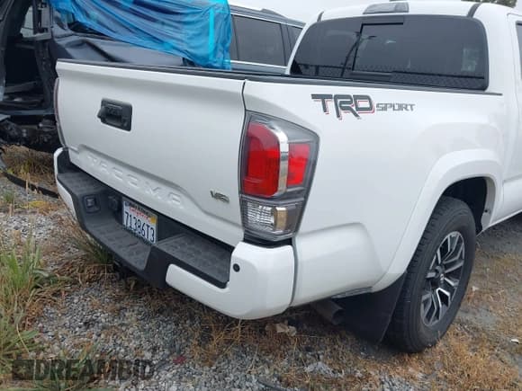 ✅ 2023 Toyota Tacoma SR5 • VIN: 3TMAZ5CNXPM208862 • Lot: 42206860. Listed on IAAI with 11,354 mi. Free auction sales archive from the USA and detailed vehicle history report at DreamBid. Image 17.