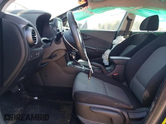 ✅ 2019 Hyundai Kona SE • VIN: KM8K1CAA5KU253630 • Лот: 70631473. Опубликован ранее на Copart с пробегом 92 417 миль. Бесплатный доступ к архиву аукционных продаж из США и подробный отчёт об истории автомобиля на DreamBid. Изображение 7.