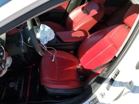 ✅ 2017 Alfa Romeo Giulia • VIN: ZARFAEDNXH7552494 • Lot: 86681075. Wystawiony na Copart z przebiegiem Nie podano. Bezpłatny archiwum sprzedaży aukcyjnych z USA i szczegółowy raport historii pojazdu na DreamBid. Zdjęcie 7.