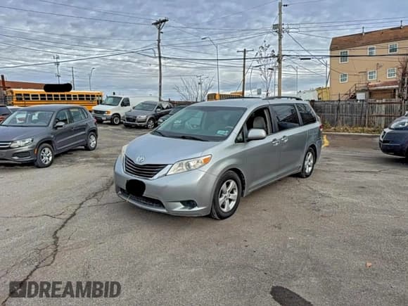 ✅ 2011 Toyota Sienna LE • VIN: 5TDKK3DCXBS117805 • Lot: 96966835. Listed on Copart with 259,436 mi. Free auction sales archive from the USA and detailed vehicle history report at DreamBid. Image 2.