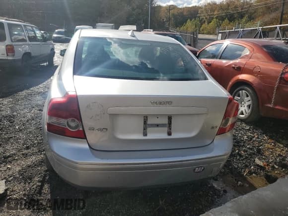 ✅ 2007 Volvo S40 2.4L • VIN: YV1MS382772251271 • Lot: 90892545. Wystawiony na Copart z przebiegiem Nie podano. Bezpłatny archiwum sprzedaży aukcyjnych z USA i szczegółowy raport historii pojazdu na DreamBid. Zdjęcie 6.