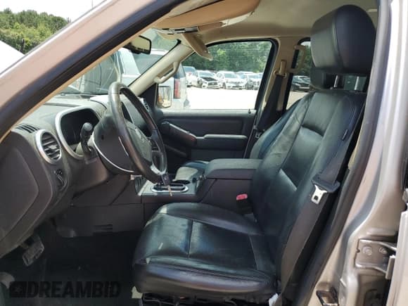 ✅ 2006 Mercury Mountaineer Luxury • VIN: 4M2EU47EX6UJ10598 • Lot: 61835605. Wystawiony na Copart z przebiegiem 181 060 mil. Bezpłatny archiwum sprzedaży aukcyjnych z USA i szczegółowy raport historii pojazdu na DreamBid. Zdjęcie 7.