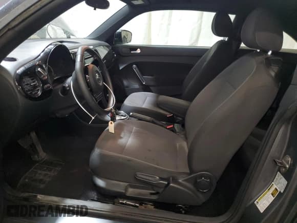 ✅ 2014 Volkswagen Beetle Entry • VIN: 3VWFP7AT5EM604684 • Lot: 91431135. Wystawiony na Copart z przebiegiem 137 891 mil. Bezpłatny archiwum sprzedaży aukcyjnych z USA i szczegółowy raport historii pojazdu na DreamBid. Zdjęcie 7.