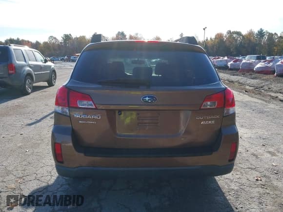 ✅ 2011 Subaru Outback Premium • VIN: 4S4BRBGC6B1432840 • Lot: 43527417. Listed on IAAI with 231,720 mi. Free auction sales archive from the USA and detailed vehicle history report at DreamBid. Image 15.