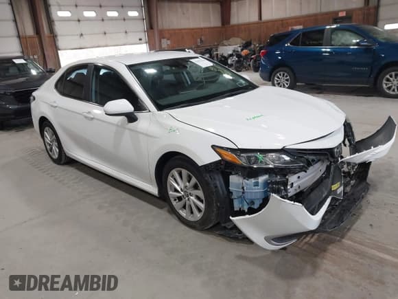 ✅ 2022 Toyota Camry LE • VIN: 4T1C11BK8NU050915 • Lot: 43459428. Wystawiony na IAAI z przebiegiem 64 465 mil. Bezpłatny archiwum sprzedaży aukcyjnych z USA i szczegółowy raport historii pojazdu na DreamBid. Zdjęcie 1.