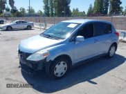 ✅ 2011 Nissan Versa SL • VIN: 3N1BC1CP0BL490320 • Lot: 42871142. Wystawiony na IAAI z przebiegiem 190 821 mil. Bezpłatny archiwum sprzedaży aukcyjnych z USA i szczegółowy raport historii pojazdu na DreamBid. Zdjęcie 2.