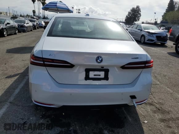 ✅ 2024 BMW i5 eDrive40 • VIN: WBY33FK09RCR63560 • Lot: 51169485. Wystawiony na Copart z przebiegiem 2 973 mil. Bezpłatny archiwum sprzedaży aukcyjnych z USA i szczegółowy raport historii pojazdu na DreamBid. Zdjęcie 6.