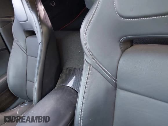 ✅ 2016 Chevrolet Corvette Z51 1LT • VIN: 1G1YH2D74G5111655 • Lot: 42927783. Wystawiony na IAAI z przebiegiem Nie podano. Bezpłatny archiwum sprzedaży aukcyjnych z USA i szczegółowy raport historii pojazdu na DreamBid. Zdjęcie 8.