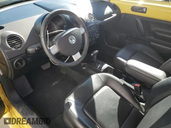 ✅ 2009 Volkswagen Beetle S • VIN: 3VWPW31C49M500483 • Лот: 90068685. Опубликован ранее на Copart с пробегом 40 502 миль. Бесплатный доступ к архиву аукционных продаж из США и подробный отчёт об истории автомобиля на DreamBid. Изображение 8.