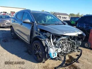 ✅ 2024 Buick Encore GX Sport Touring • VIN: KL4AMDSL3RB168444 • Лот: 43411267. Опубликован ранее на IAAI с пробегом 26 779 миль. Бесплатный доступ к архиву аукционных продаж из США и подробный отчёт об истории автомобиля на DreamBid. Изображение 1.