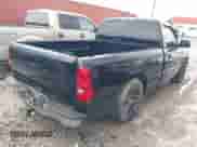 2004 Chevrolet Silverado 1500 z VIN 1GCEC14X84Z165693, wystawiony jako IAAI lot #42339398 z przebiegiem 175 863 mil mil oraz . Historia ofert i sprzedaży dostępna na DreamBid. Obrazek 4.