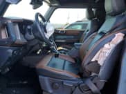 ✅ 2021 Ford Bronco • VIN: 1FMDE5CPXMLA63292 • Lot: 45659265. Wystawiony na Copart z przebiegiem 13 958 mil. Bezpłatny archiwum sprzedaży aukcyjnych z USA i szczegółowy raport historii pojazdu na DreamBid. Zdjęcie 7.