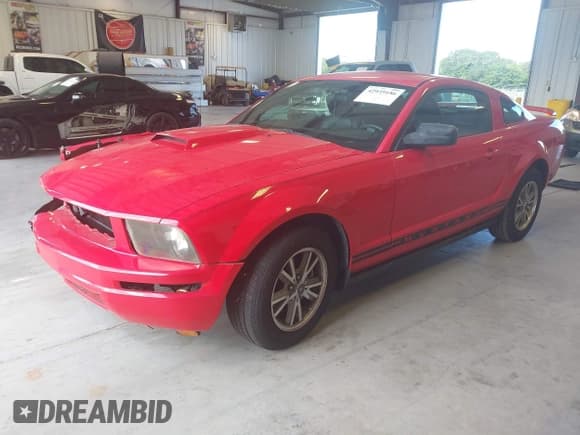 ✅ 2005 Ford Mustang Deluxe • VIN: 1ZVFT80NX55234214 • Lot: 42939186. Wystawiony na IAAI z przebiegiem 159 248 mil. Bezpłatny archiwum sprzedaży aukcyjnych z USA i szczegółowy raport historii pojazdu na DreamBid. Zdjęcie 2.